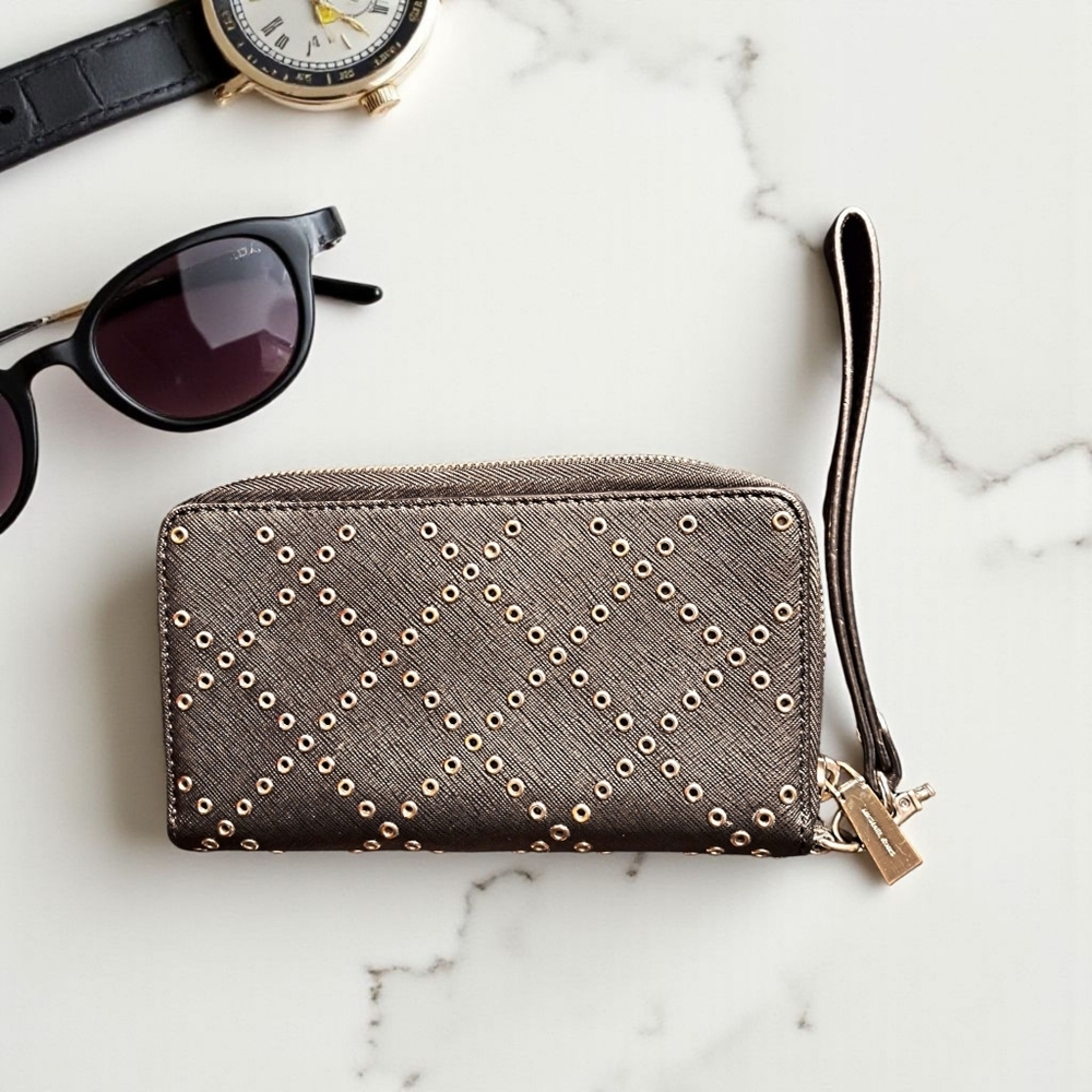 ✨️NWOT! Michael Kors Black Wristlet with Gold Accents - Picture 10 of 16
